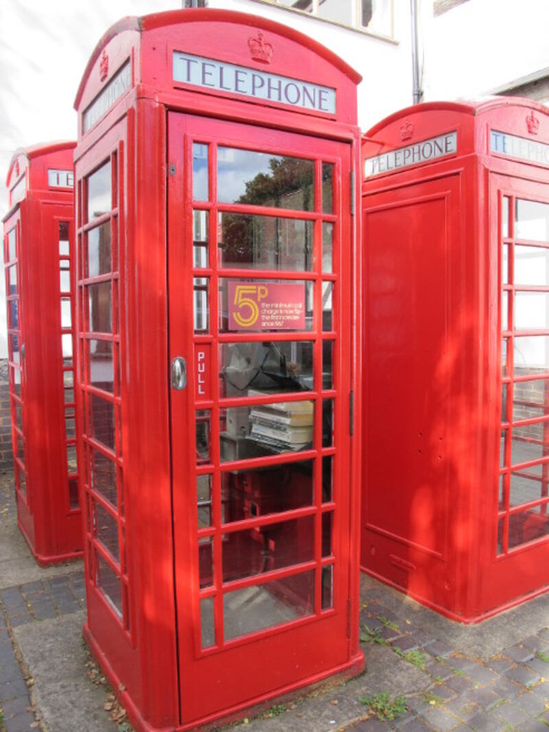 A classic red K6 telephone kiosk